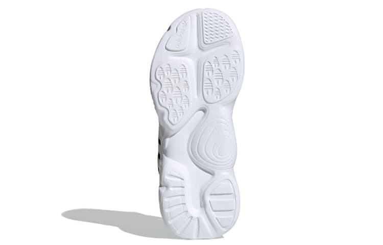 Женские кроссовки Adidas Magmur «Черно-белые»