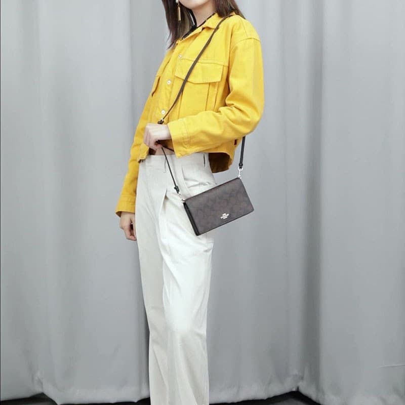 Сумка на плечо COACH Anna из плотной кожи с кожаным клапаном, маленький размер, темно-коричневая с монограммой