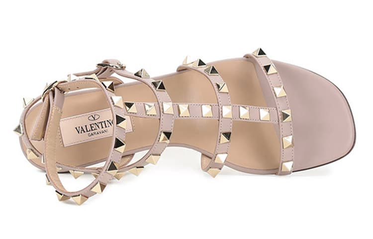 Сандалии на плоской подошве с ремешком на щиколотке Valentino Garavani Rockstud