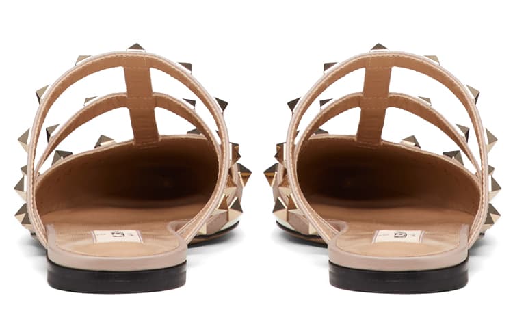 Женские тапочки с закрытым носком Valentino Rockstud, бежевые