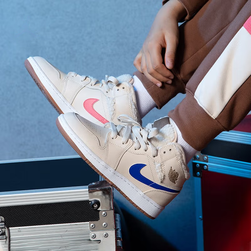 Флисовые кроссовки Jordan 1 Mid Utility Pearl White GS