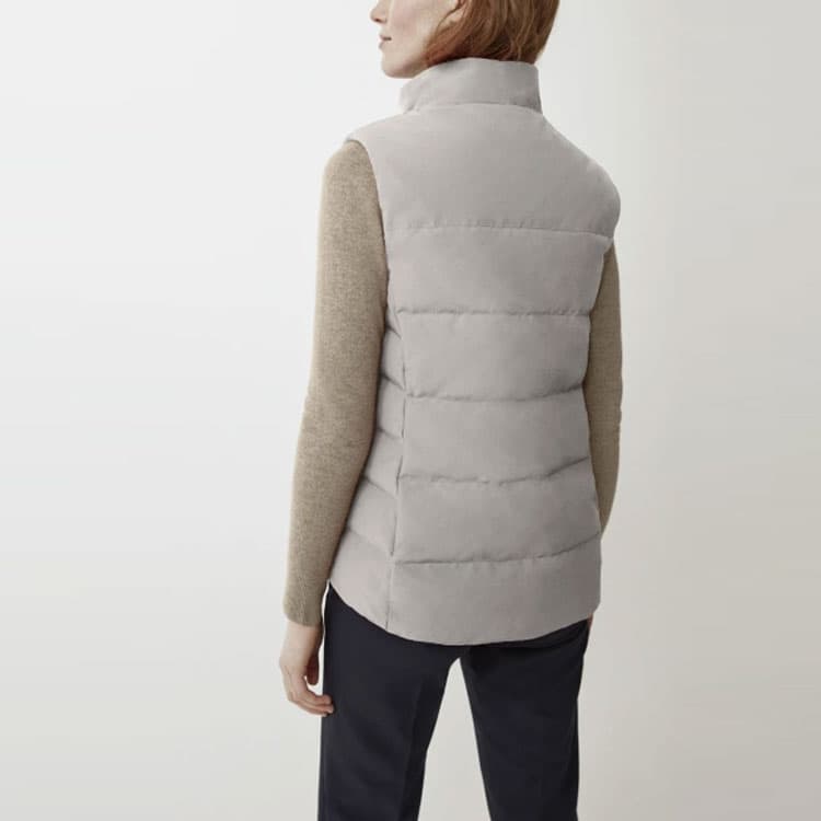 Пуховый жилет с высоким воротником вольным стилем Canada Goose
