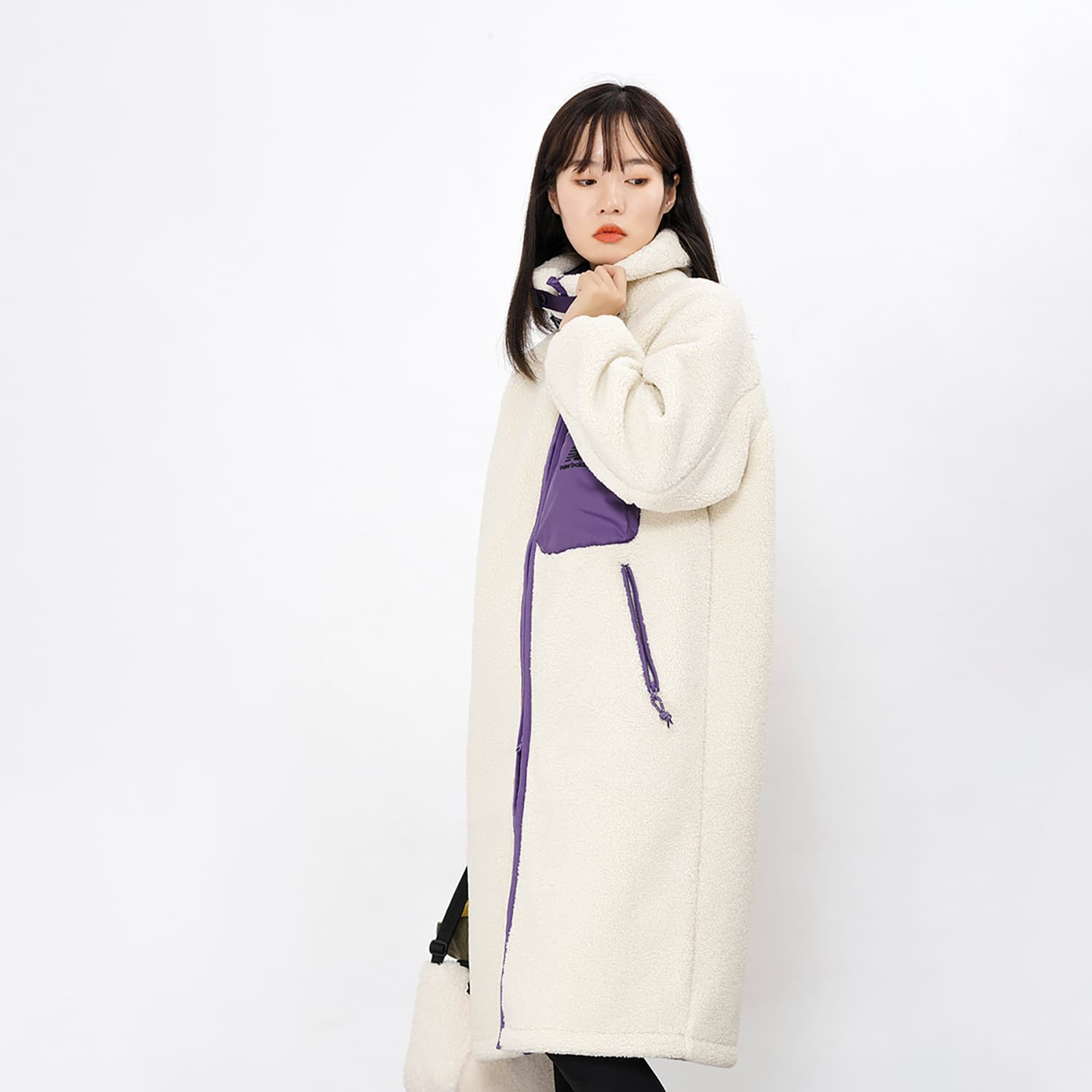 Женские бархатные куртки New Balance цвета экрю