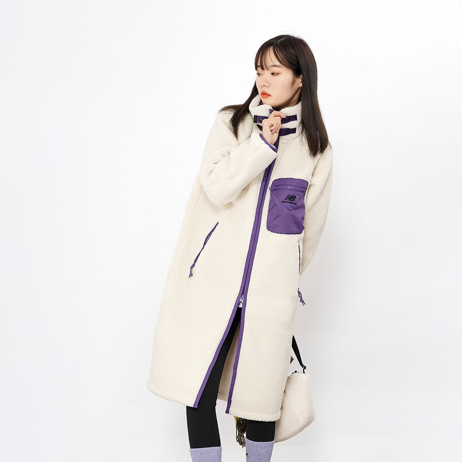 Женские бархатные куртки New Balance цвета экрю