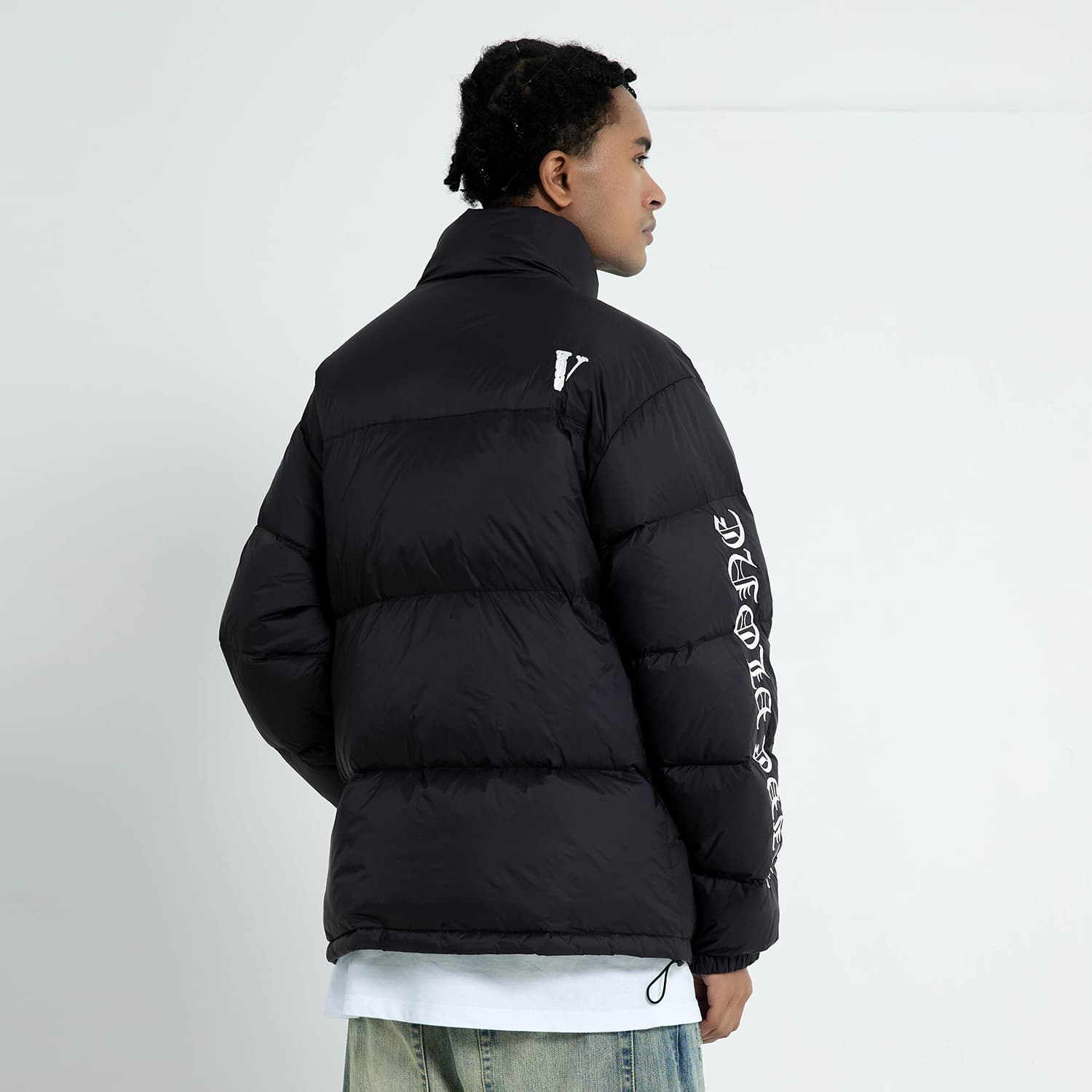 Пуховик VLONE Gothic Alphabet Series, зимний унисекс, черный, белый цвет