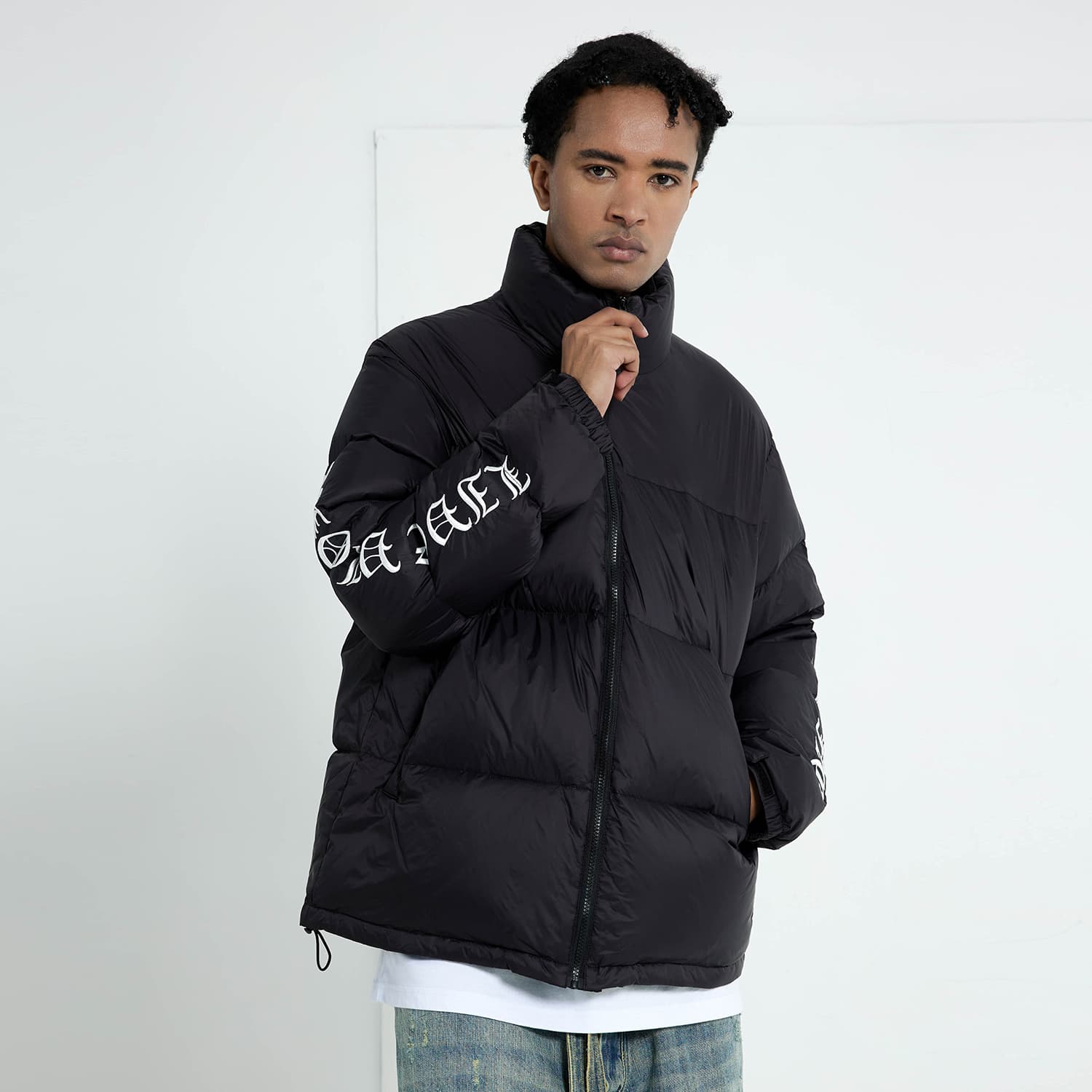 Пуховик VLONE Gothic Alphabet Series, зимний унисекс, черный, белый цвет