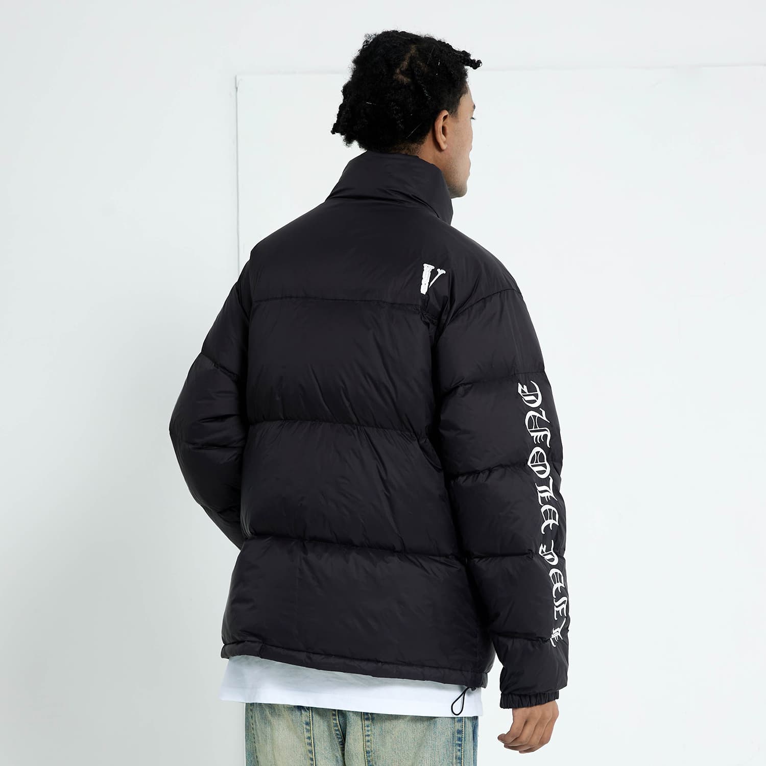 Пуховик VLONE Gothic Alphabet Series, зимний унисекс, черный, белый цвет