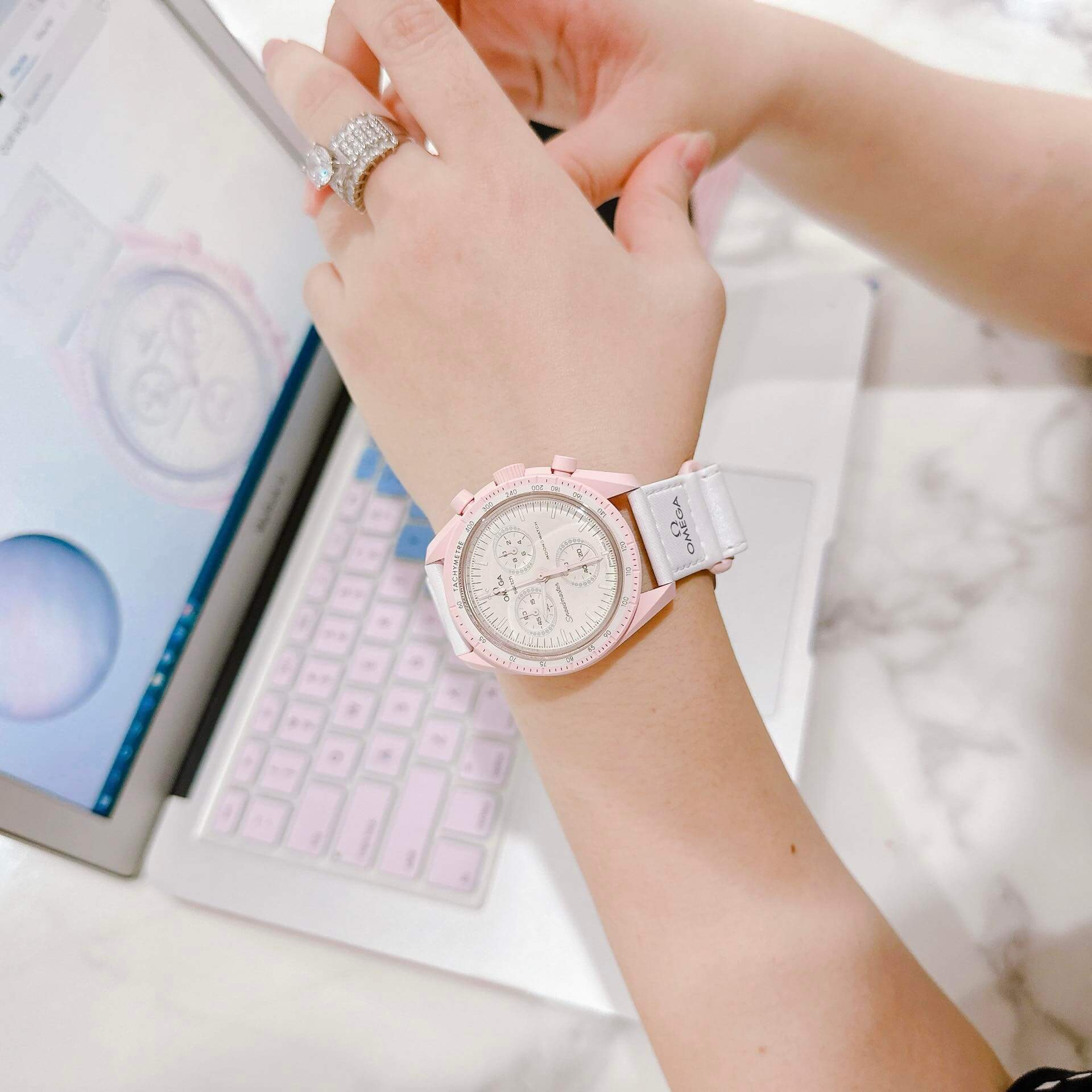 Биокерамика SWATCH X Omega MoonSWATCH Миссия на Венеру SO33P100