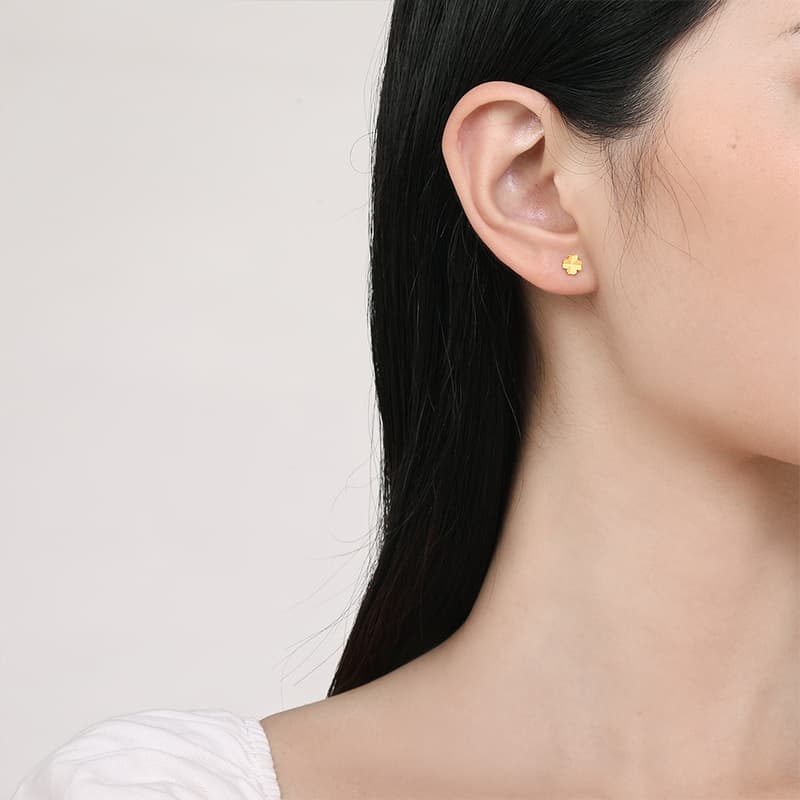 ZHOU LIU FU, маленькое золотое цветочное сердце, четырехлистный клевер, пирсинг для ушей, уход, твердое золото, по цене в граммах, золотые серьги-гвоздики для женщин