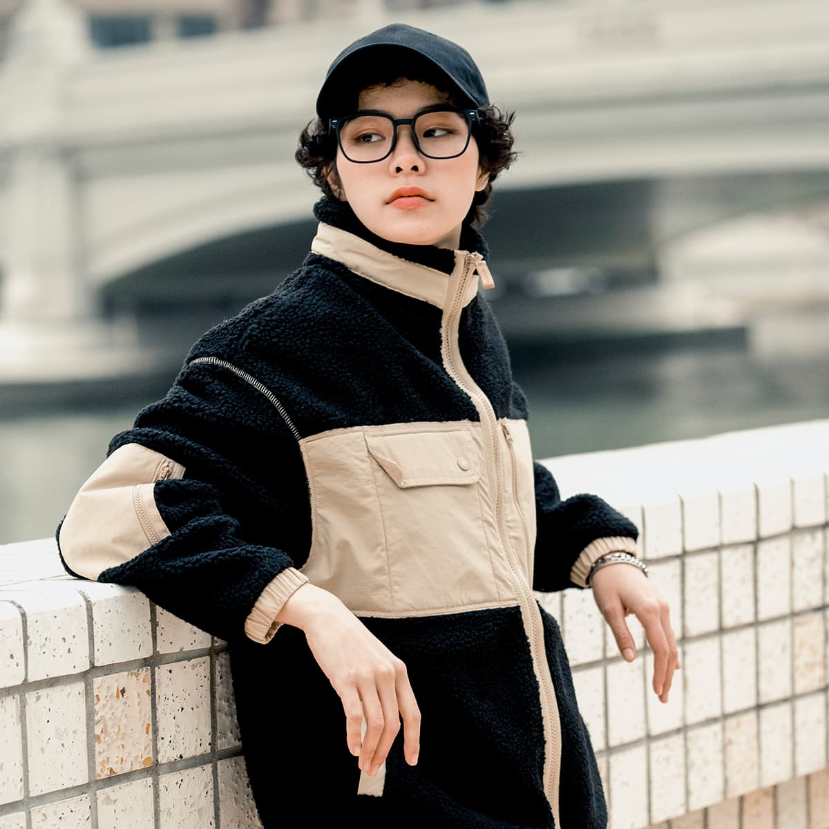 Женское бархатное пальто New Balance, черное