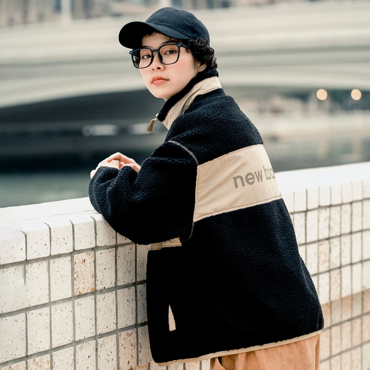 Женское бархатное пальто New Balance, черное