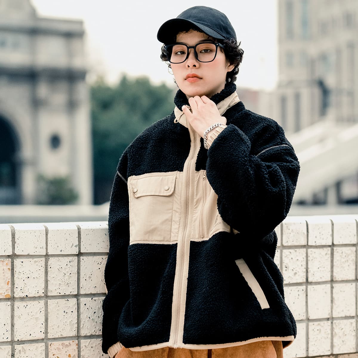 Женское бархатное пальто New Balance, черное