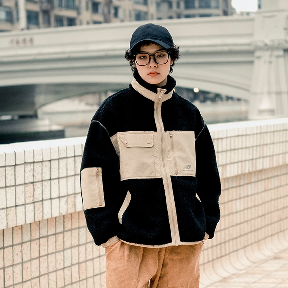 Женское бархатное пальто New Balance, черное