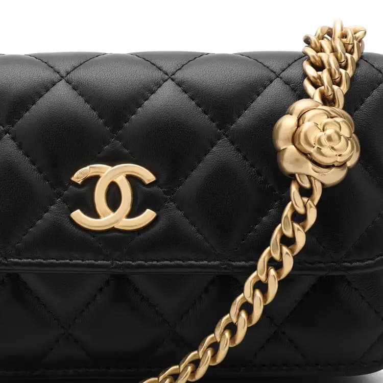 Сумка на плечо CHANEL Camellia с регулируемой пряжкой и золотым логотипом CC, черная сумка для телефона