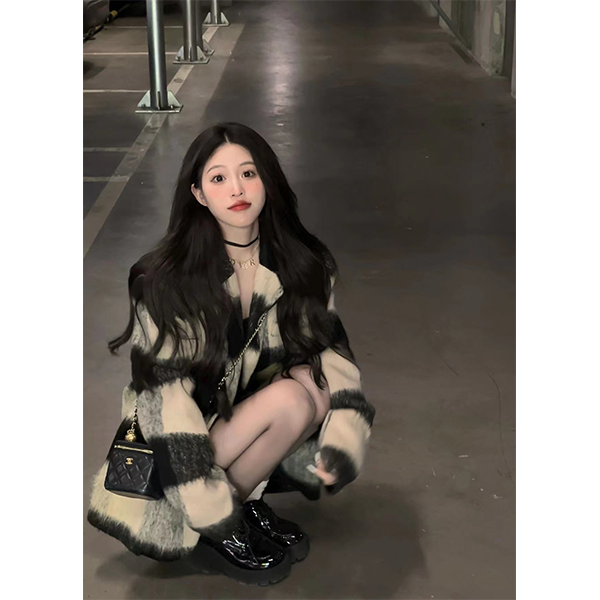 SUNSUNTOWN Пальто женское черное в клетку