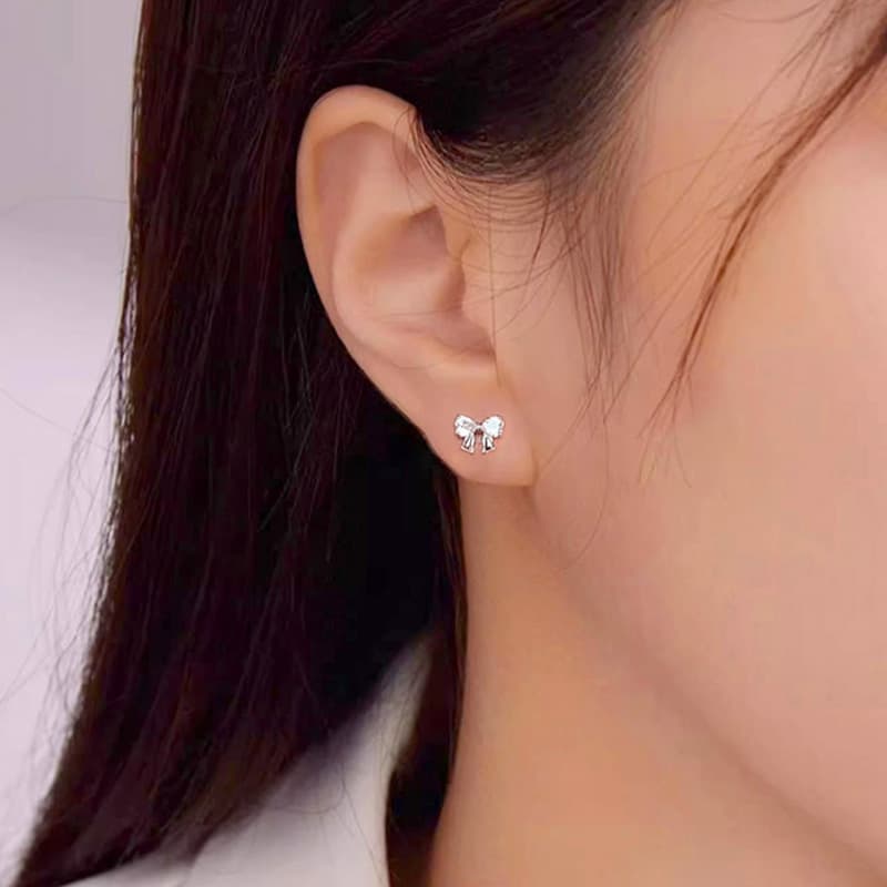 Женские серьги-гвоздики TRUE ME с цирконом