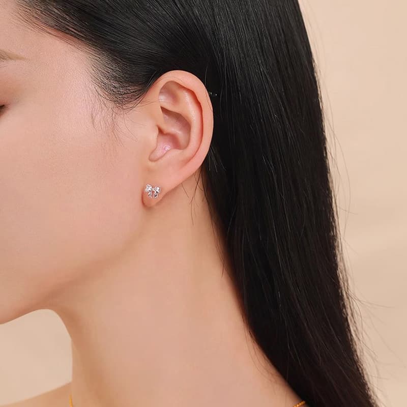 Женские серьги-гвоздики TRUE ME с цирконом