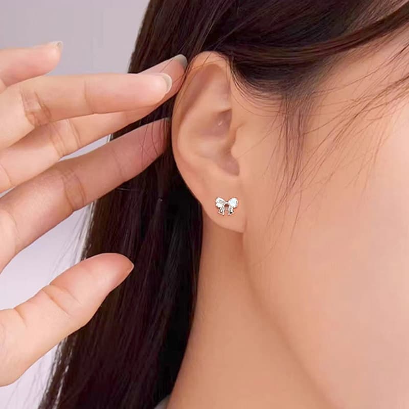 Женские серьги-гвоздики TRUE ME с цирконом