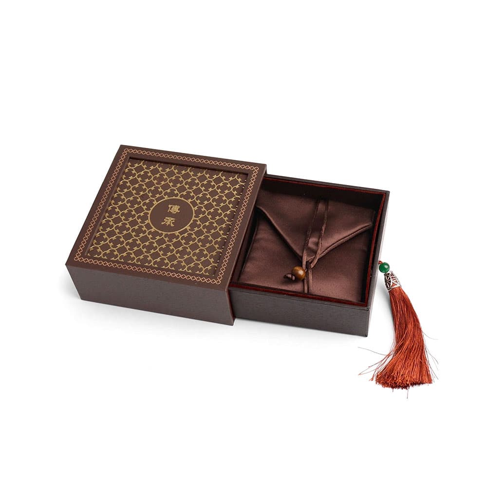 Поделки женские красные браслеты-ниточки унисекс на удачу