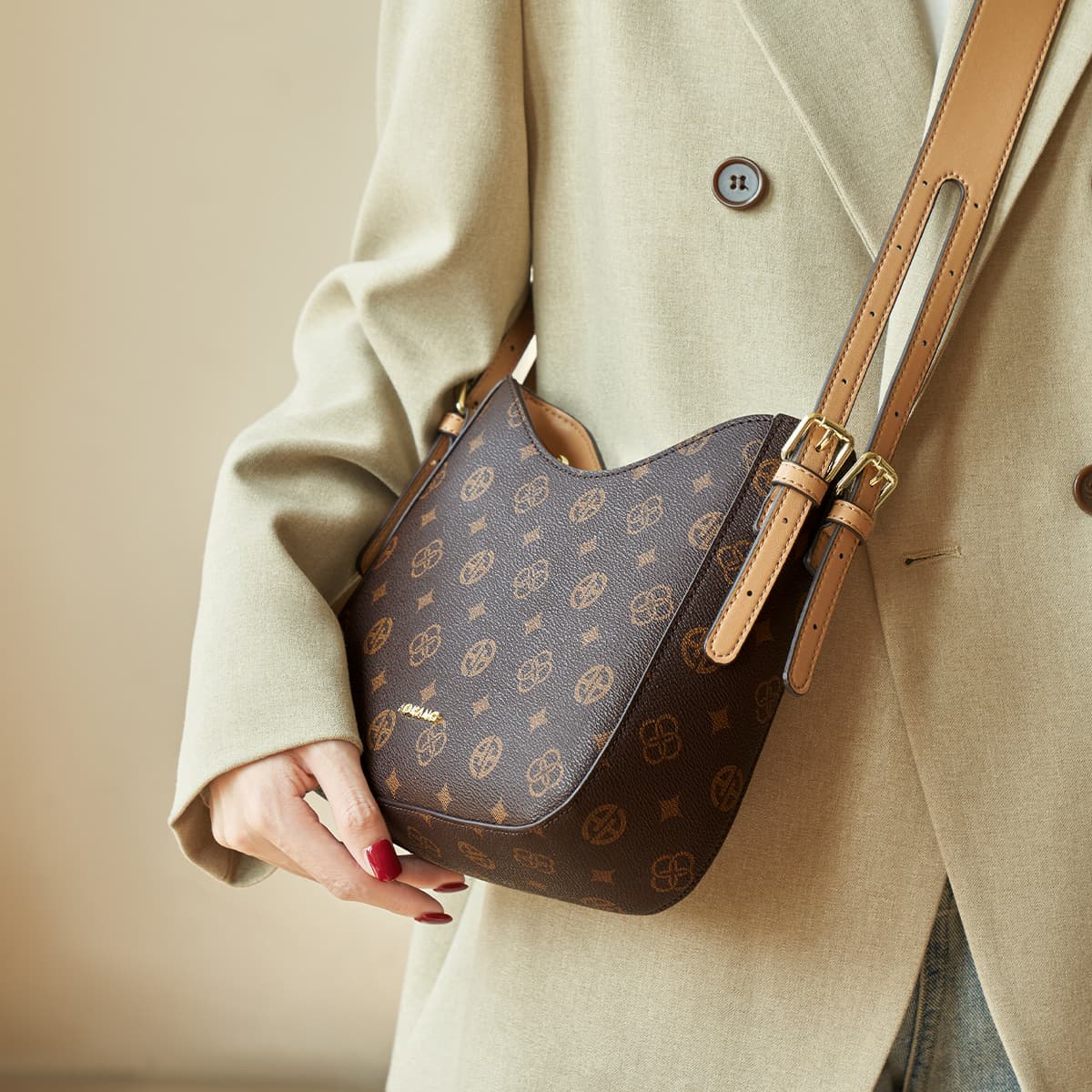 AOKANG Сумка через плечо из поливинилхлорида из ПВХ с синтетической кожей, женская сумка через плечо цвета кофе/бежевого цвета