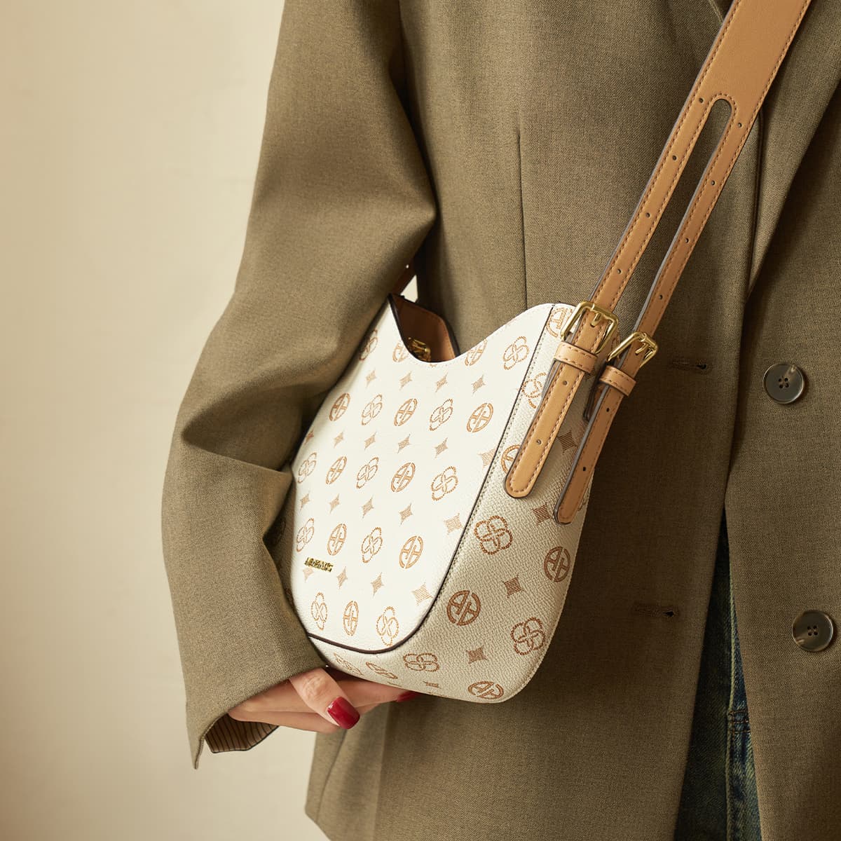 AOKANG Сумка через плечо из поливинилхлорида из ПВХ с синтетической кожей, женская сумка через плечо цвета кофе/бежевого цвета