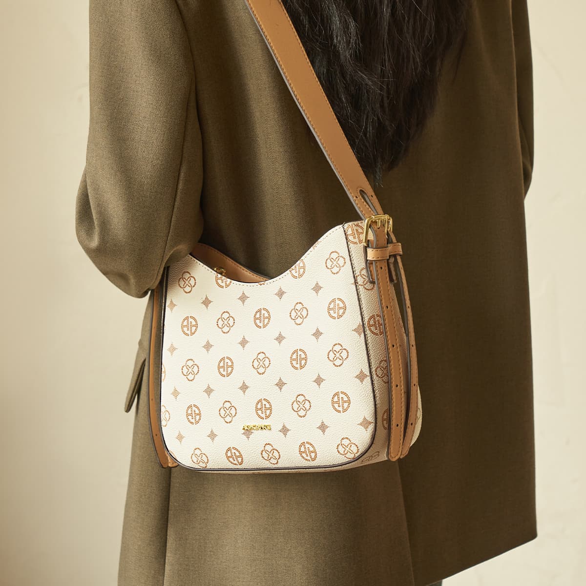 AOKANG Сумка через плечо из поливинилхлорида из ПВХ с синтетической кожей, женская сумка через плечо цвета кофе/бежевого цвета