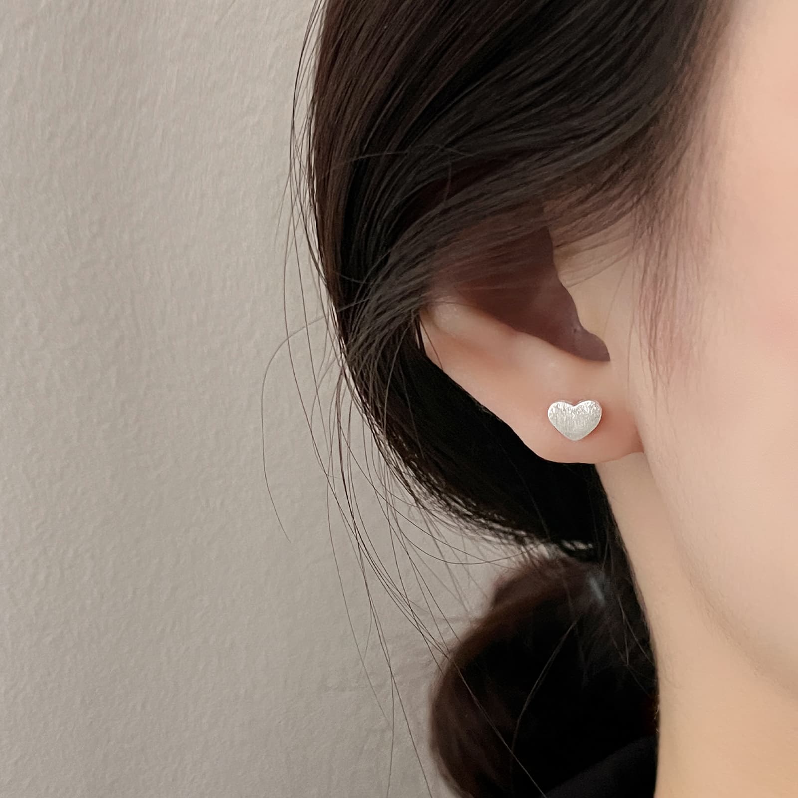 Женские серьги-гвоздики ERROR из сплава