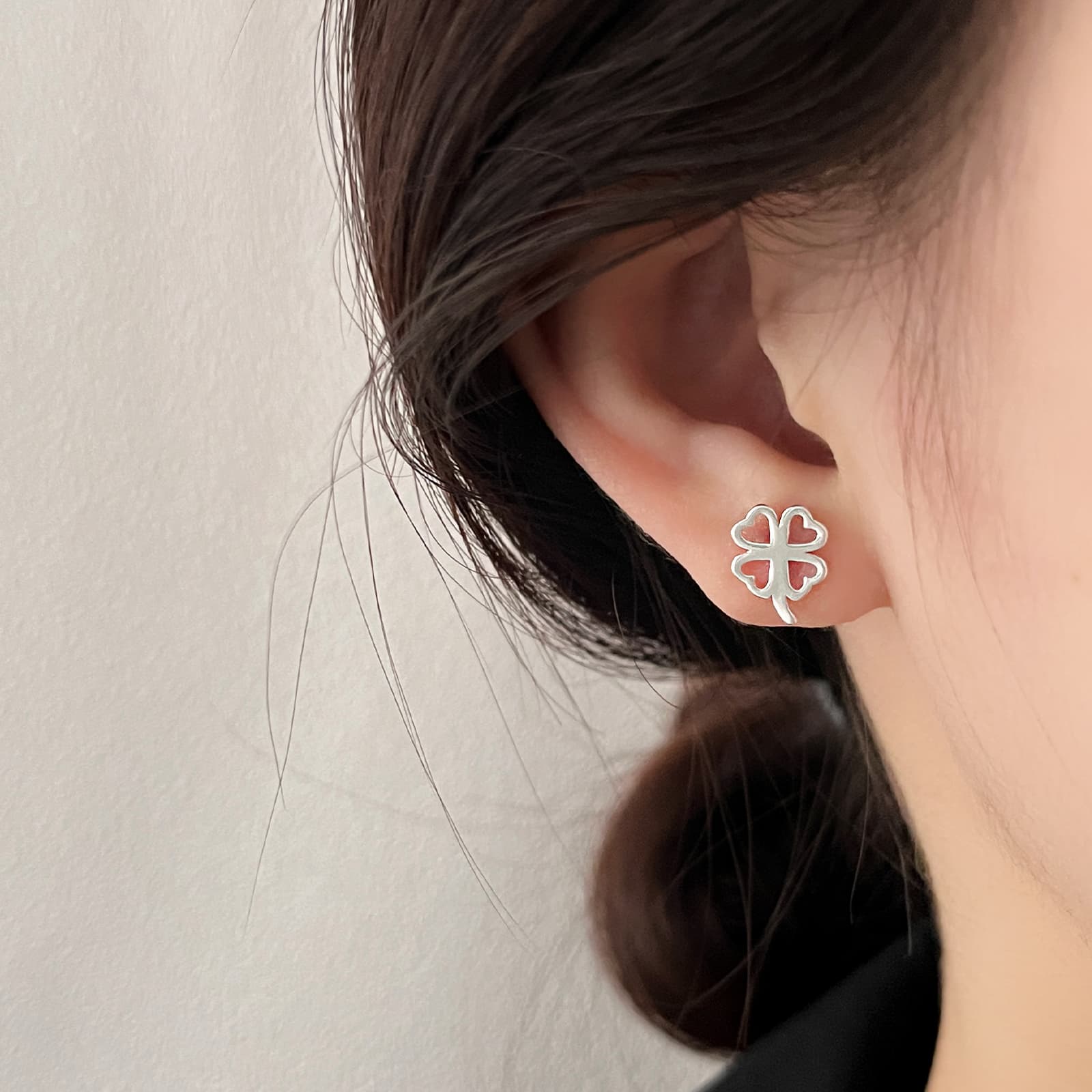 Женские серьги-гвоздики ERROR из сплава