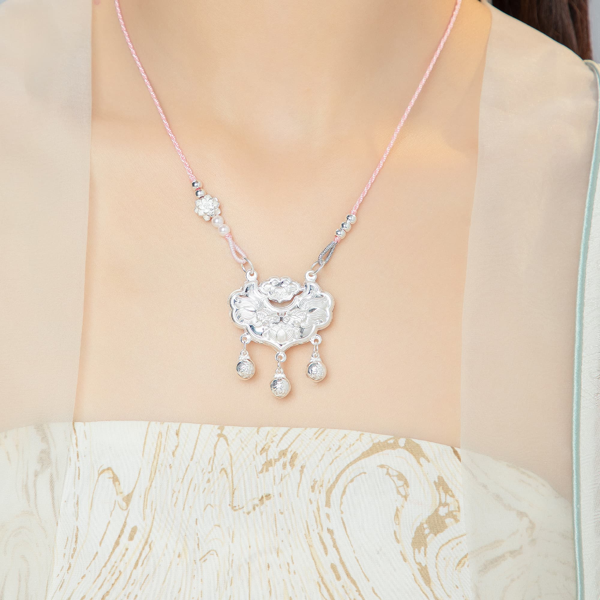 Женские ожерелья из серебра 990 пробы Lao Feng Xiang